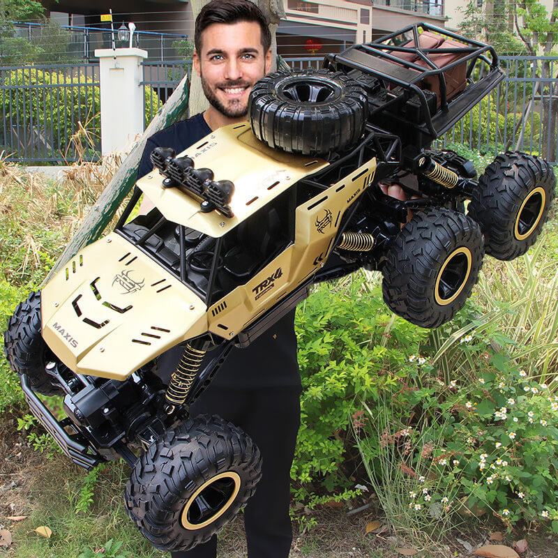 Zwarte RC Monster Truck 6x6 Off-Road, klaar voor hoge snelheid avonturen op ruig terrein met 2.4GHz.