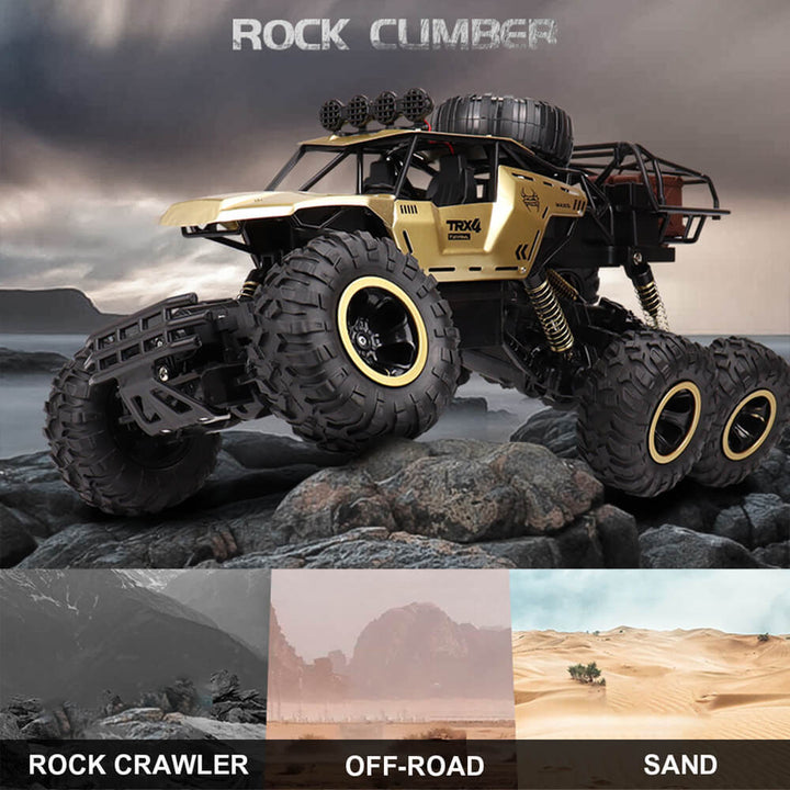 Kind speelt met RC monster truck 6x6 buiten, ervaart de hoge snelheid off-road actie.