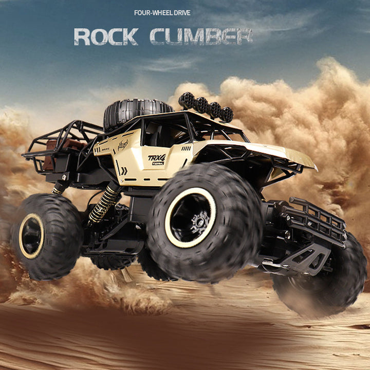 Rode RC monster truck 6x6 in actie, rijdend off-road; hoge snelheid 2.4GHz speelgoed voor buiten.
