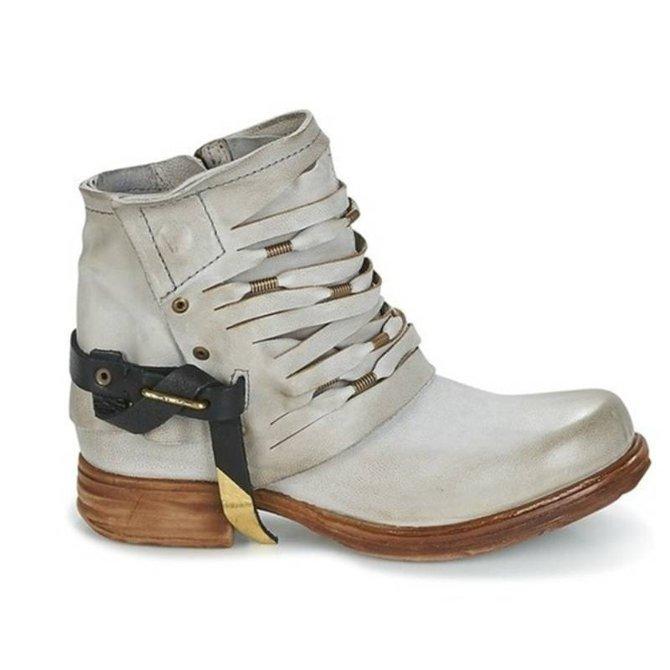 Zijaanzicht van grijze retro dames enkellaarsjes met blokhak en ritssluiting. Trendy schoenen voor een complete outfit.