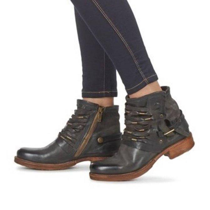 Gedetailleerd shot van zwarte dames retro enkellaarsjes, inclusief blokhak en ritssluiting. Hoogwaardige vintage schoenen.