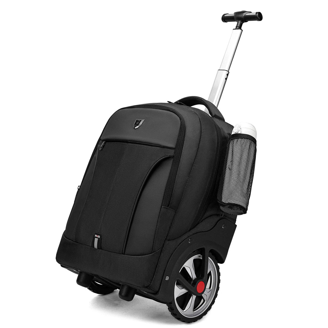 Man rolt de veelzijdige laptoprugzak Helsinki moeiteloos over de vloer, perfect als trolley reistas.