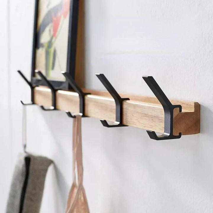 "Zwarte Scandinavische wandkapstok met verstelbare haken, houttinten. Modern minimalistisch design, duurzaamheid centraal."
