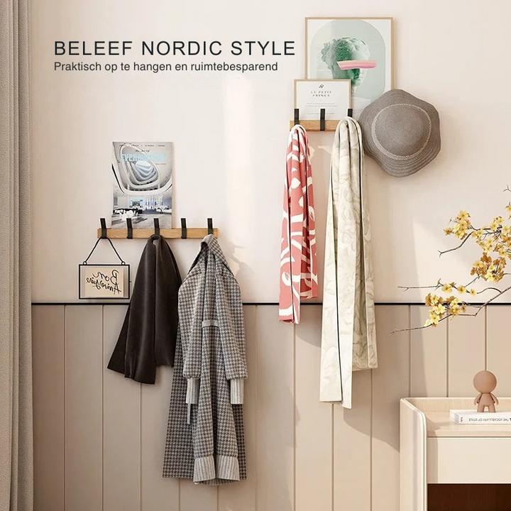 "Zwarte Scandinavische wandkapstok met verstelbare haken, houttinten. Modern minimalistisch design, duurzaamheid centraal."
