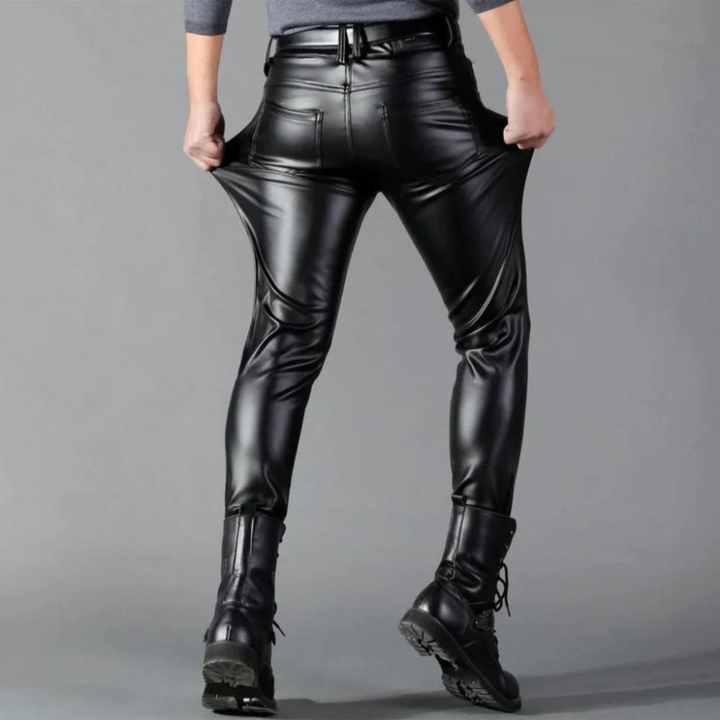 Zwarte stretchleren broek voor heren met elegante pasvorm, ideale balans tussen stijl en comfort voor elke gelegenheid.