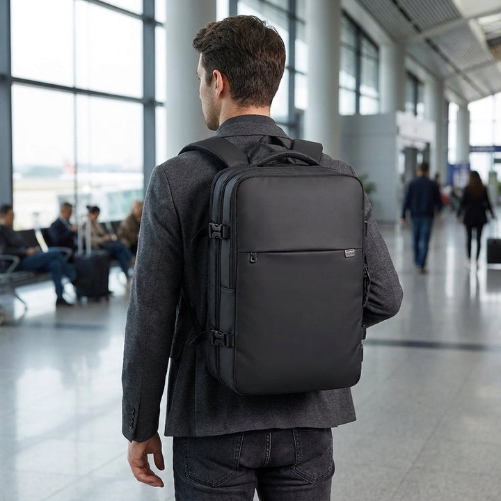 Zwarte uitbreidbare reisrugzak voor georganiseerd reizen. Ideale Safepackr backpack als handbagage.