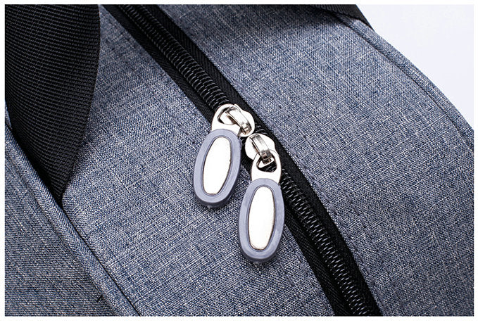 Unisex weekendtas met handige trolleyhoes. Maximale ruimte, minimale afmetingen voor reizen.