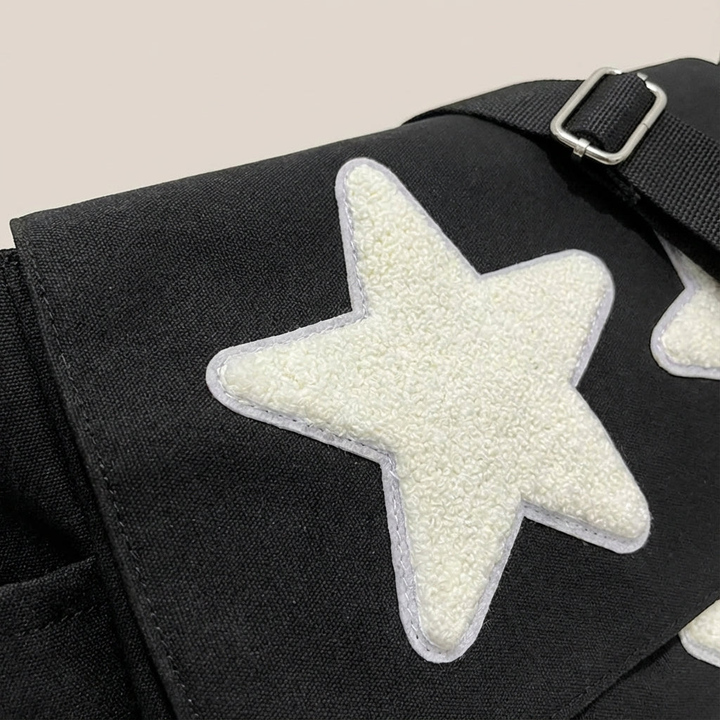 Georganiseerde sterprint messenger tas, waterbestendig en lichtgewicht. Perfect voor school of werk als unisex tas.