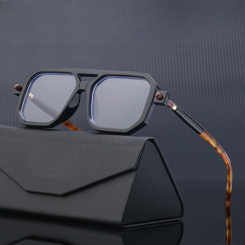 Zwarte unisex retro vierkante zonnebril met blauwlichtfilter. Modieus accessoire voor oogbescherming.