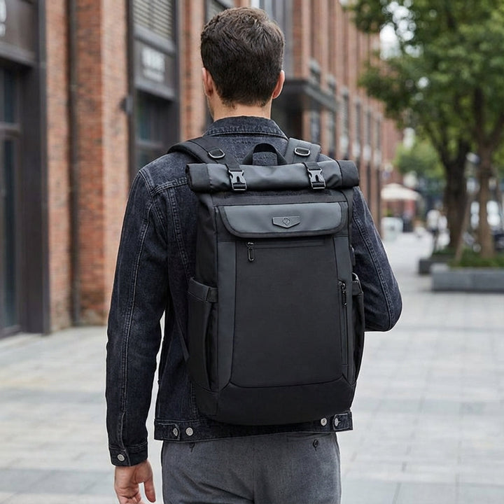 Zwarte Venturo rolltop reisrugzak met laptopvak en waterbescherming, ideaal voor avontuur en dagelijks gebruik.