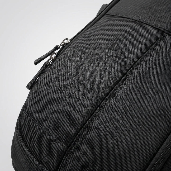 Ruime VoyageVault antidiefstal rugzak, perfect voor reizen en school, met grote capaciteit en laptopvak.