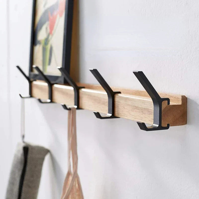 Zwarte wandkapstok Nordic design met verplaatsbare haken, ideaal voor hal of slaapkamer.