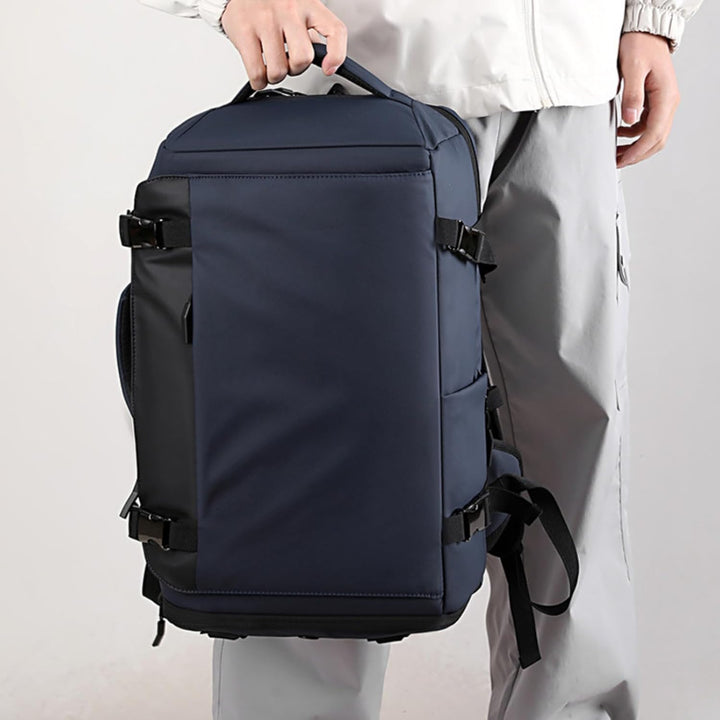 Zwarte waterdichte 15" laptop rugzak met USB-C poort en zijopening, ideaal voor werk of reizen.