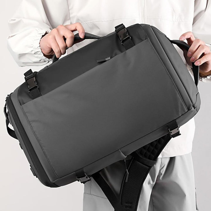 Strakke zwarte rugzak 15" waterdicht, geschikt voor laptops, met USB-C en slimme zijtoegang.